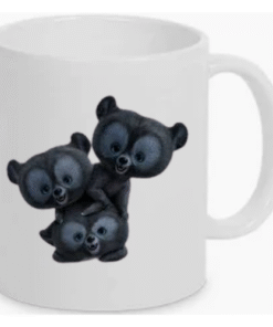 Taza de cerámica inspirada en la película de Disney Pixar con el diseño de los tres hermanos convertidos en osos. Regalo ideal para fans de Mérida.